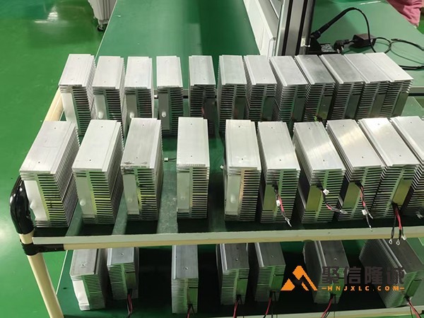 工厂生产线上的电子设备模块整齐排列